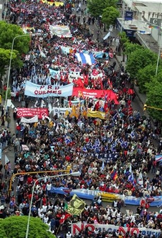Hundreds of thousands of protesters greet bush who is in argentina for an economic summit