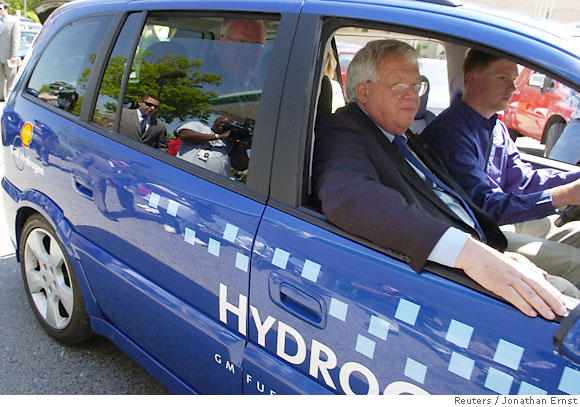Dennis Hastert leaves fuel effiency speech in Hybrid car, then jumps in an SUV