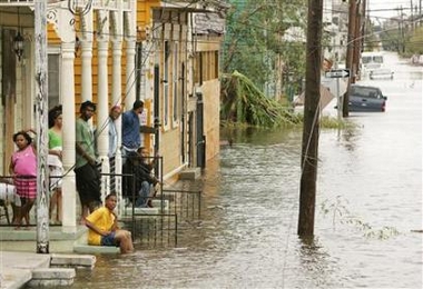 Picture of the aftermath of hurricane katrina in New Orleans La. flooded city, desperate people 082805